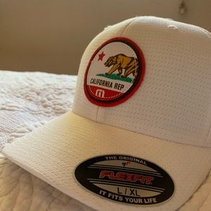 Travis Mathew flex fit California hat l/xl